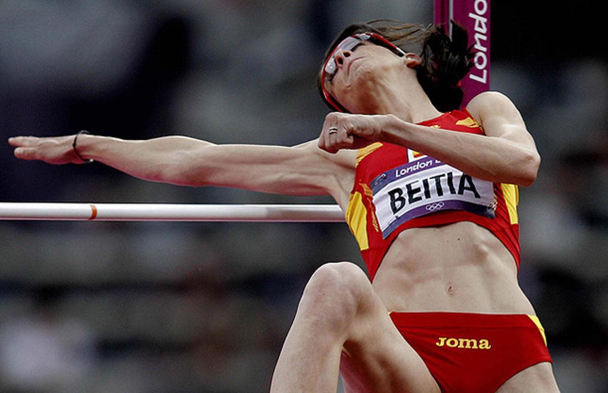 L’atleta espanyola Ruth Beitia, en un dels seus intents a la final olímpica de salt d’altura.