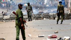 Las fuerzas de seguridad togolesas vigilan una barricada en Lomé, 2005