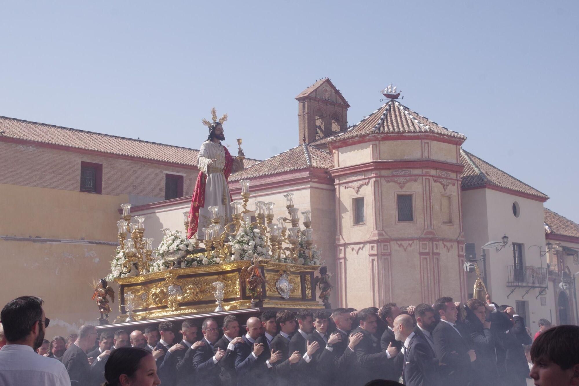 Traslado del Señor de la Cena para presidir el altar del Corpus de Málaga que monta la cofradía