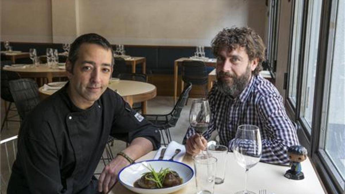 El cocinero Daniel Viejo y Óscar Gómez, en una de las mesas de Lando. Foto: Joan Puig