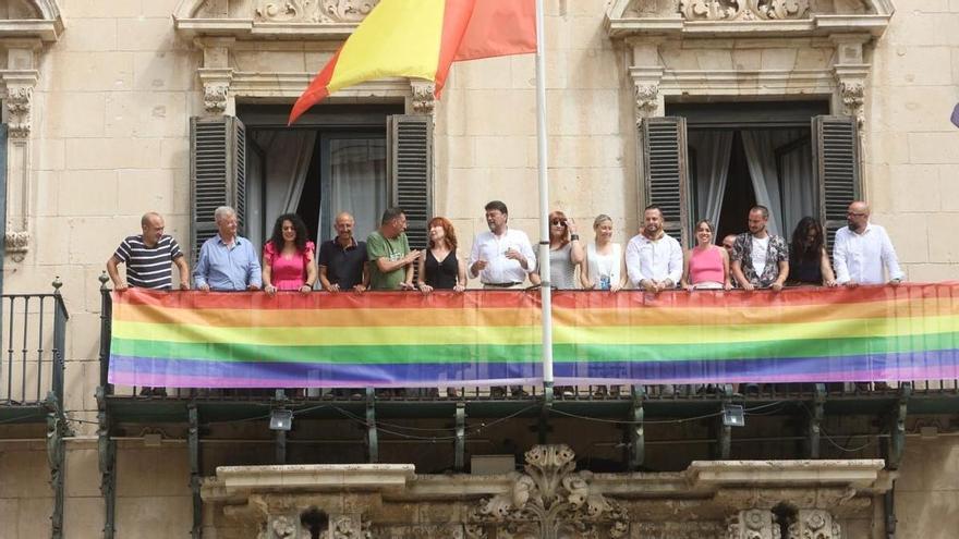 Los colores arco iris de la bandera LGTBI lucen en el balcón principal del Ayuntamiento de Alicante