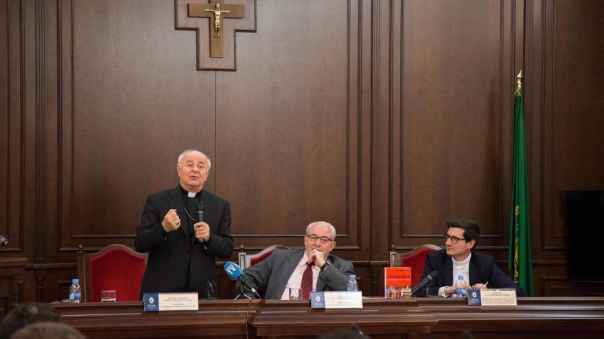 Vincenzo Paglia, presidente de la Pontificia Academia para la Vida; José Luis Mendoza, presidente de la UCAM; y Javier Belda, decano de la Facultad de Ciencias Humanas y Religiosas de la Universidad, en la presentación