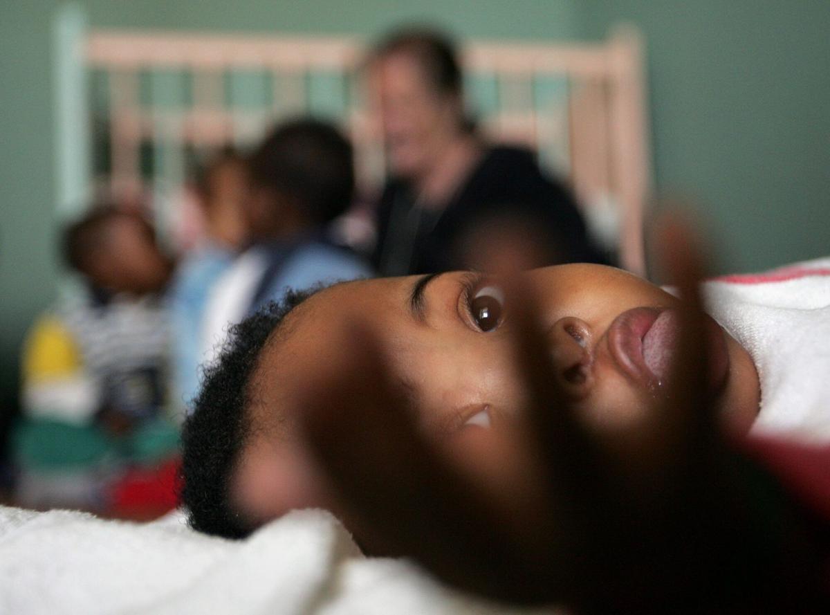 Un bebé huérfano y enfermo de sida en un centro comunitario de una iglesia cristiana de Johannesburgo.