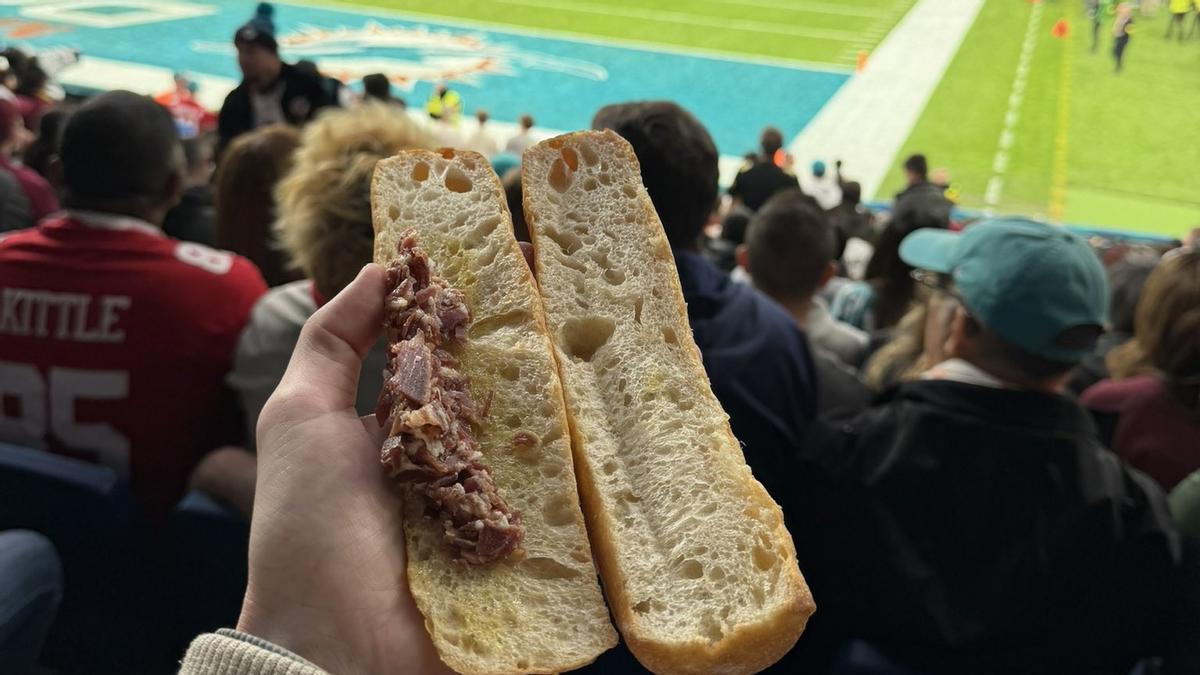 El bocadillo de jamón ibérico del Bernabéu que incendia las redes