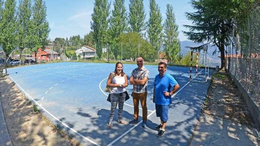 Freire, Santamarina y el director, en la nueva pista deportiva. // G.N.