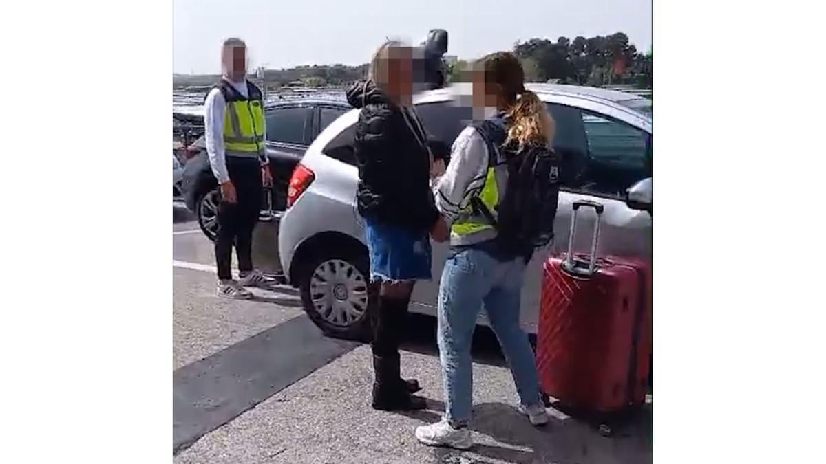 Momento de la detención de la sospechosa, en el aeropuerto de Madrid.