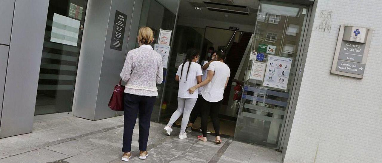 Una enfermera, ayer a mediodía, tomando la temperatura a usuarias del centro de salud de La Ería a la entrada del equipamiento.