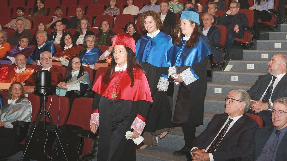 La astrofísica Begoña Vila, en el centro de la imagen, a su llegada al acto de investidura como «honoris causa».