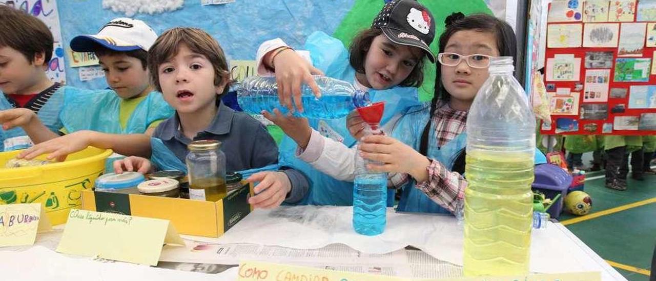 Un grupo de niños y niñas se acercan a la ciencia desde las aulas escolares. // FdV