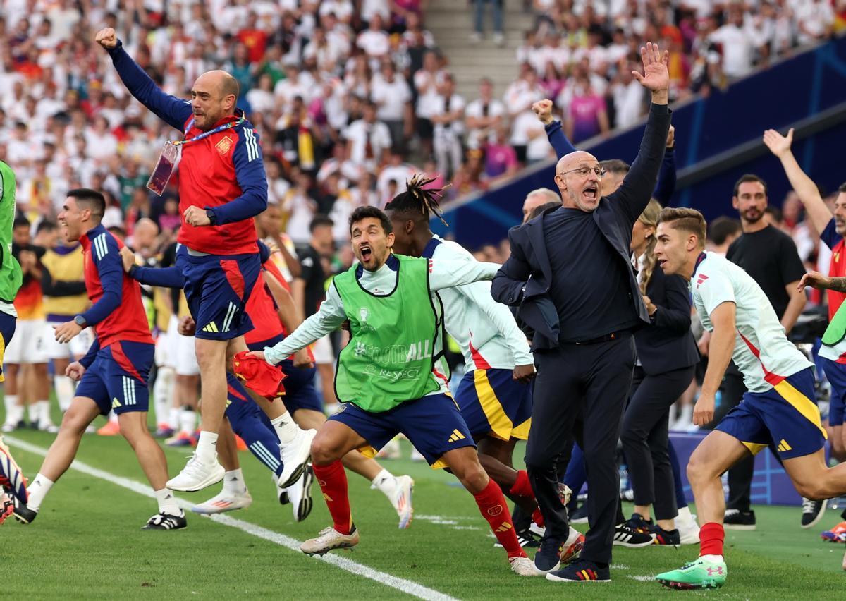Luis de la Fuente y el banquillo español celebran la clasificación tras ganar a Alemania en la Eurocopa