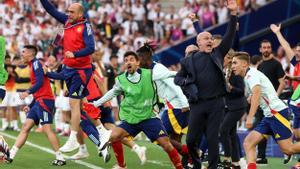 Luis de la Fuente y el banquillo español celebran la clasificación tras ganar a Alemania en la Eurocopa 