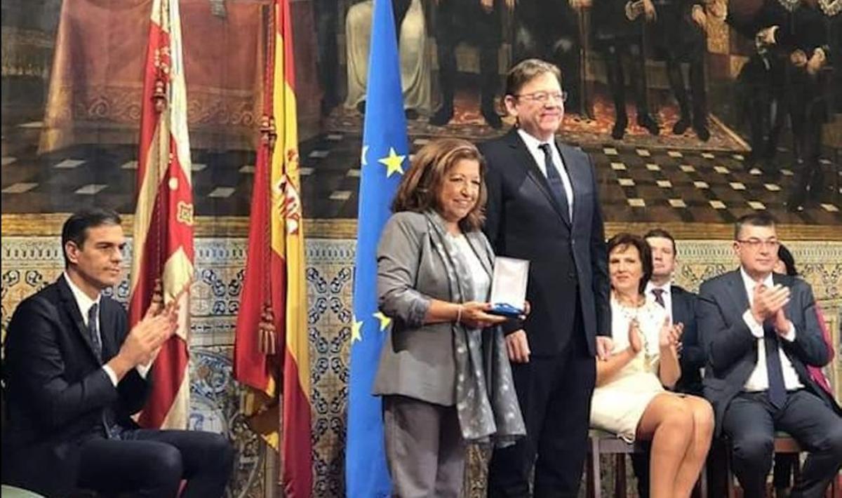 Alexandrina recibe el Premi 9 d’Octubre por acciones a favor de la igualdad y por una sociedad inclusiva de manos de Ximo Puig ante la presencia de Pedro Sánchez en el Palau de la Generalitat, 2018.