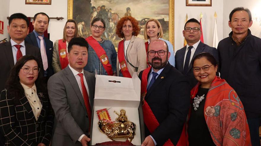 La delegación fue recibida en el ayuntamiento por el alcalde Sergio Ortiz, y más tarde visitó el Museo del Ferrocarril y las Bodegas Luis Marín. | SERVICIO ESPECIAL