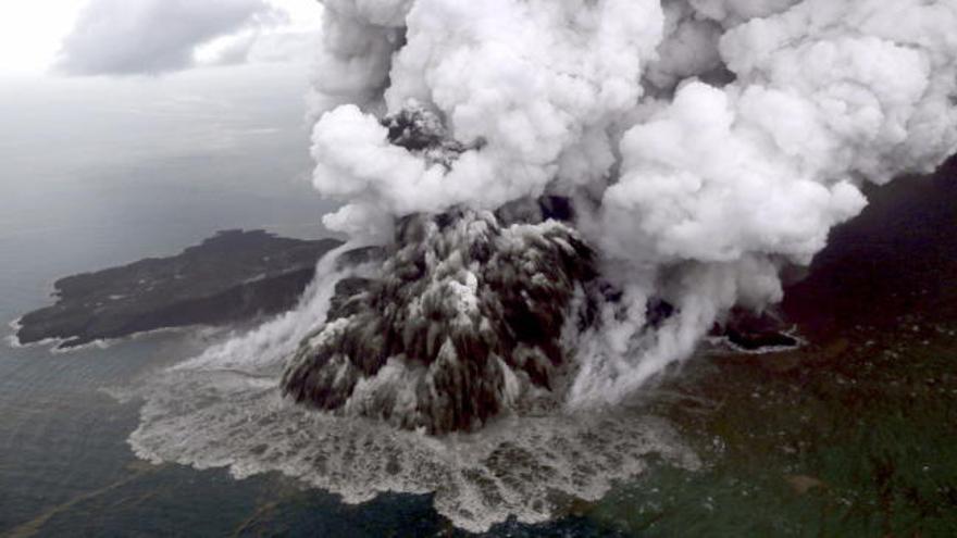 Aumentan los muertos por el tsunami en Indonesia mientras se buscan supervivientes