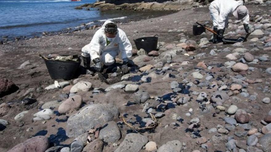 El chapapote mancha las playas de Gran Canaria