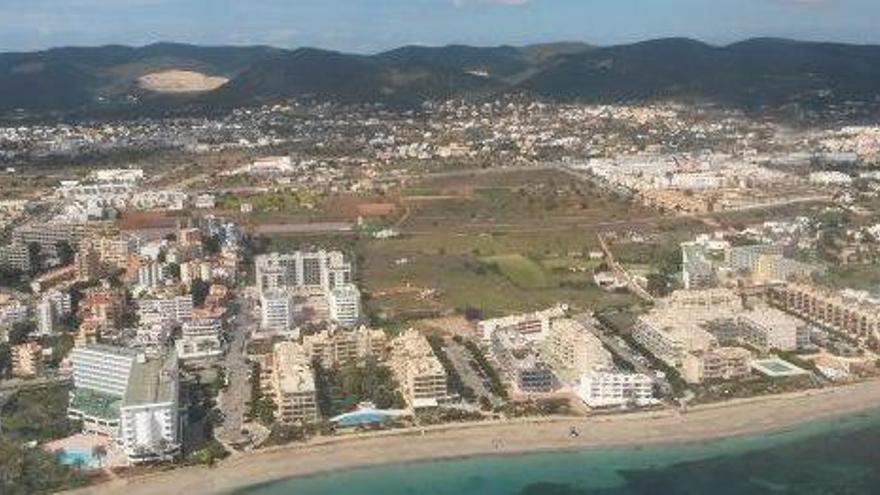 Platja d´en Bossa es uno de los enclaves que más establecimientos de este tipo concentran en Ibiza