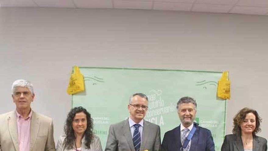 Por la izquierda, el gerente de Cogersa, Santiago Fernández; la gerente de comunicación de Ecoembes, Elena López; el director general de Calidad Ambiental, Manuel Gutiérez; el alcalde de Navia, Ignacio García Palacios, y la directora general de Patrimonio Cultural, Otilia Requejo.