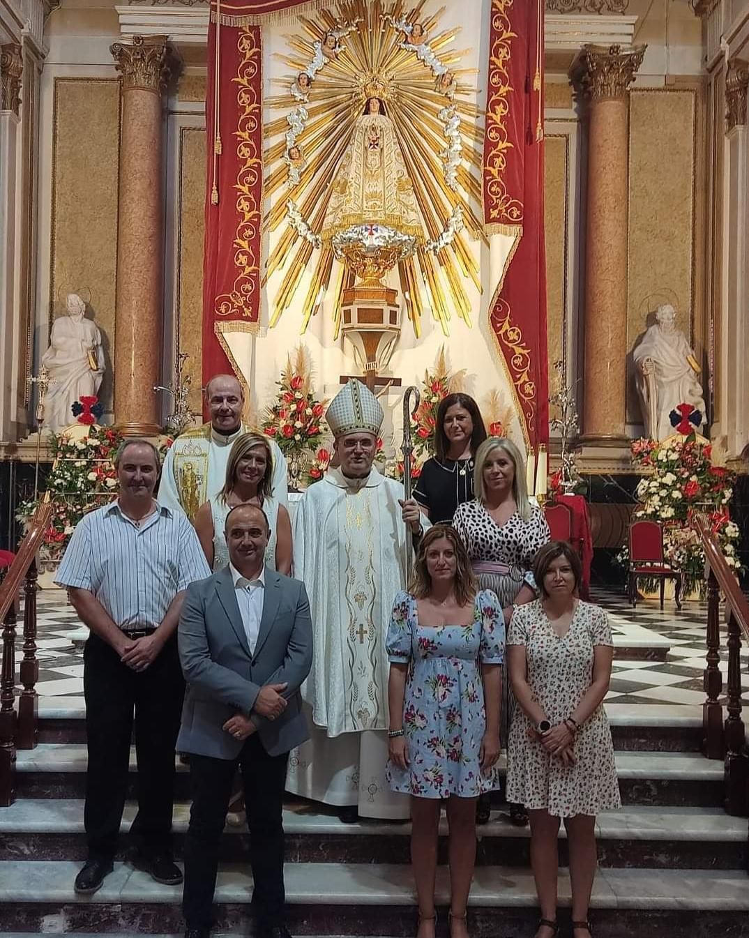 El obispo con miembros de la Corporación local de Monóvar en presencia de la patrona de la localidad.