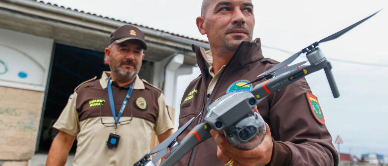 Un vigilante de A Illa muestra el dron con el que comenzarán a vigilar las playas en breve.