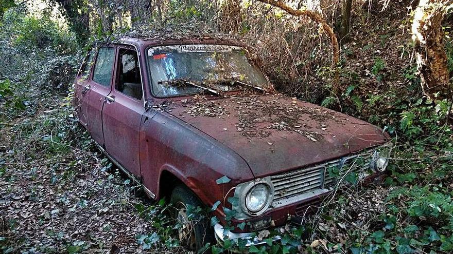 El Renault 6 i l&#039;enganxina que serveix per batejar el corriol.