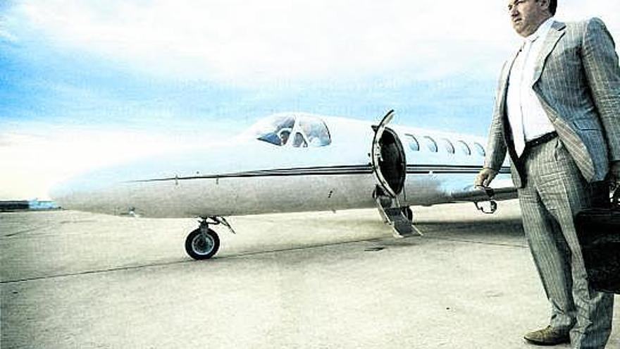 Javier Guisasola, junto al Falcon en el que viajó a Rabat.