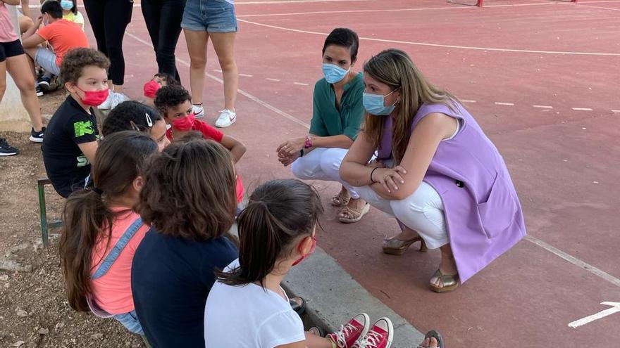 Visita de los concejales Isa Ballesteros y Raquel del Puerto a los campamentos de Cruz Roja