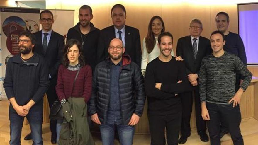 Els guanyadors de l&#039;any passat del premi, Fent País i Core Bicycle, amb els organitzadors del guardó