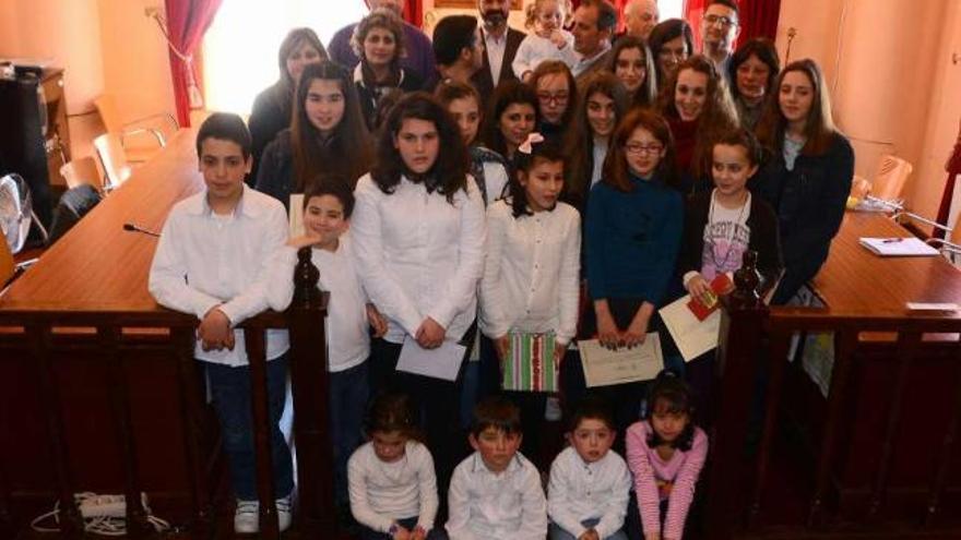 La foto de familia de la corporación con los premiados y los alunmnos de Beluso.  // Gonzalo Núñez