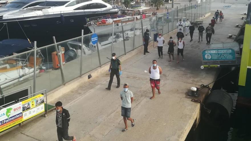 Los migrantes, esta mañana, en el puerto de la Savina.