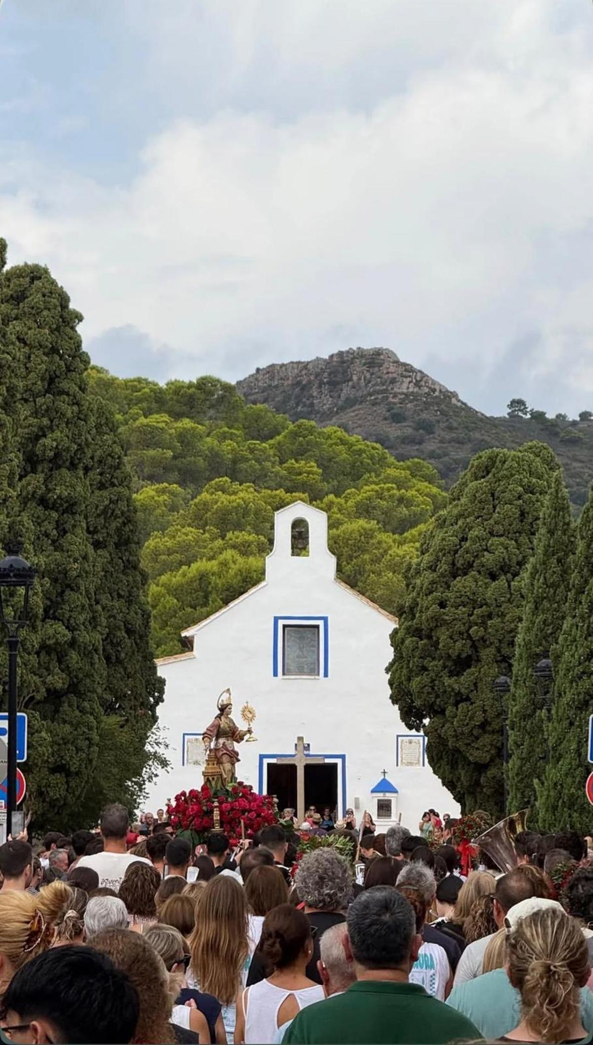 El pueblo acompaña a la imagen en la Pujà