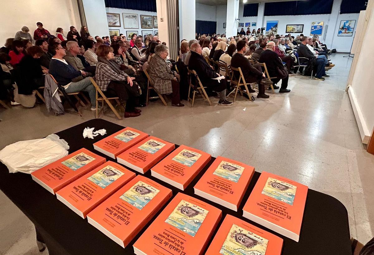 La sala la Nau de l'Ajuntament de Tossa de Mar, plena durant la presentació del llibre.
