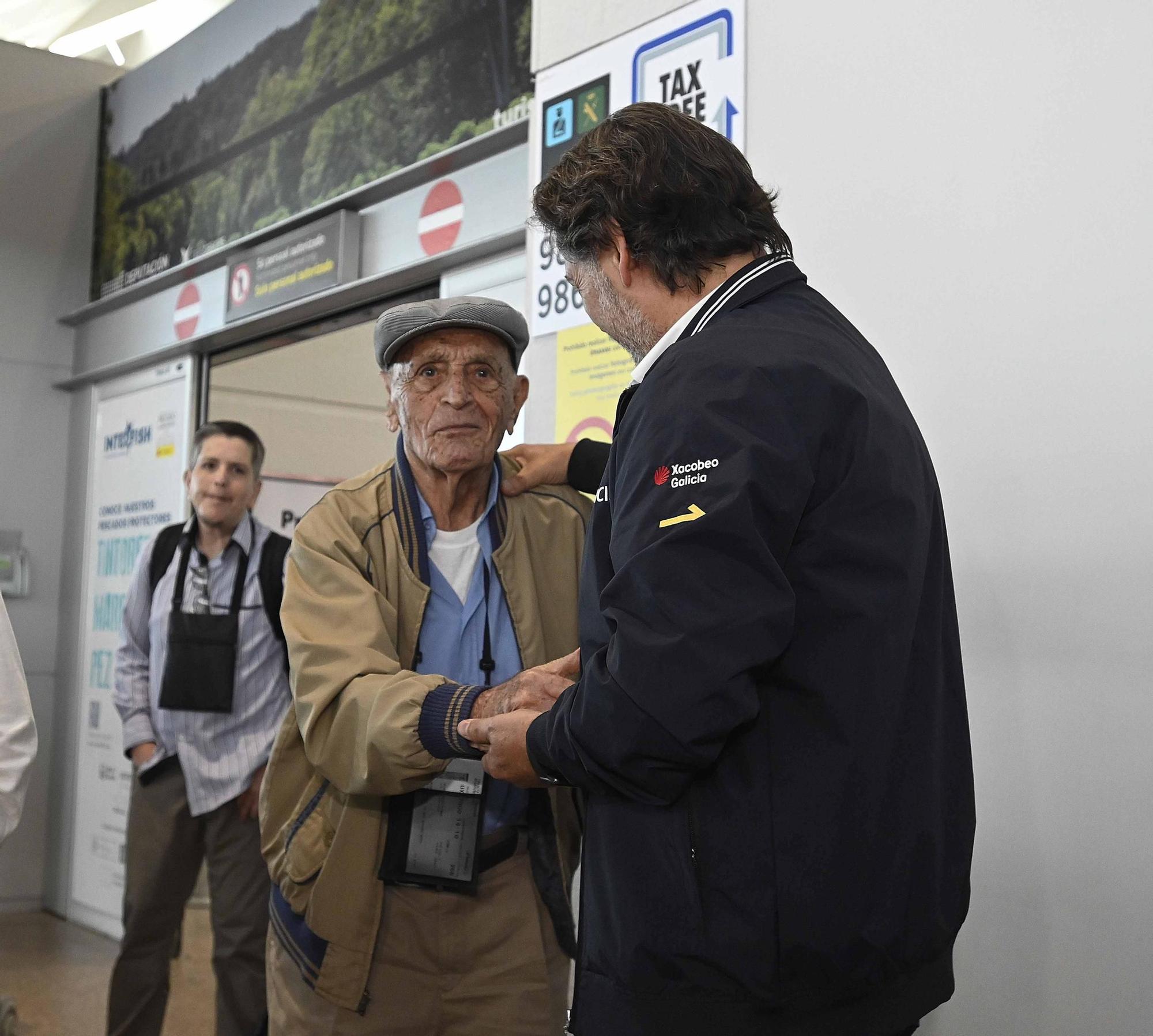 El centenario Gonzalo Nodal, entre los 200 emigrantes gallegos que vuelven a la tierra que les vio nacer