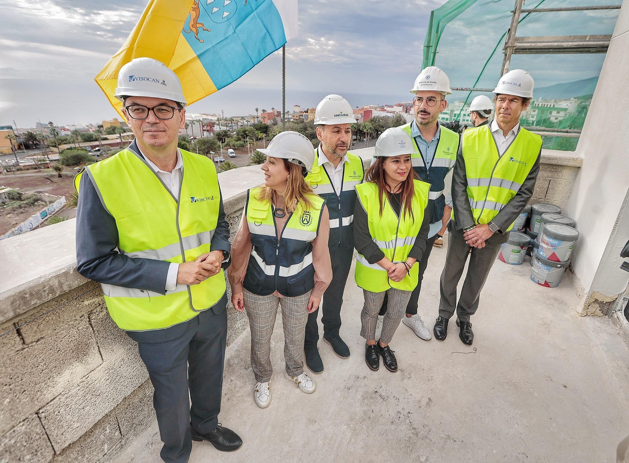 Visita al piso piloto de las 100 vivienda de Visocan en Santa Cruz de Tenerife