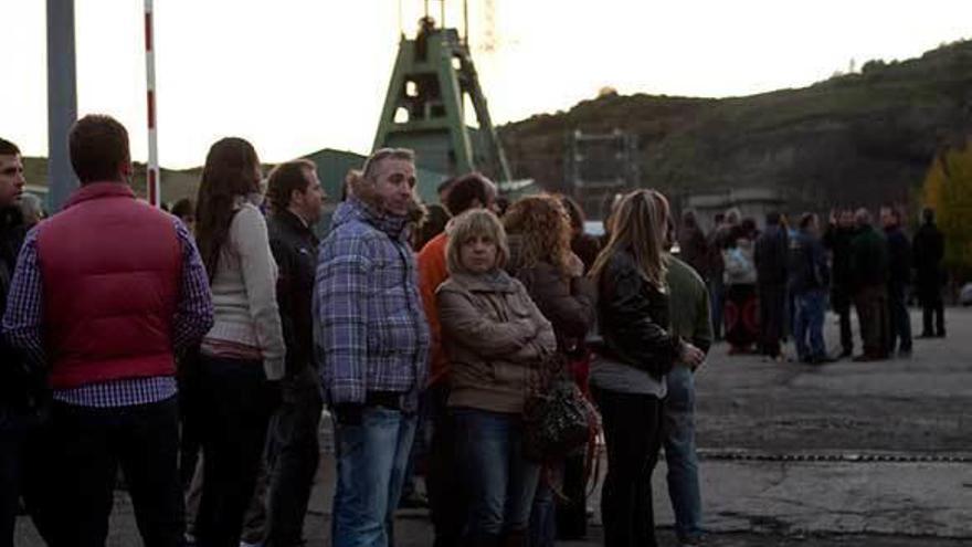 Vecinos y familiares, esperando a la entrada del pozo Emilio del Valle el día del accidente.