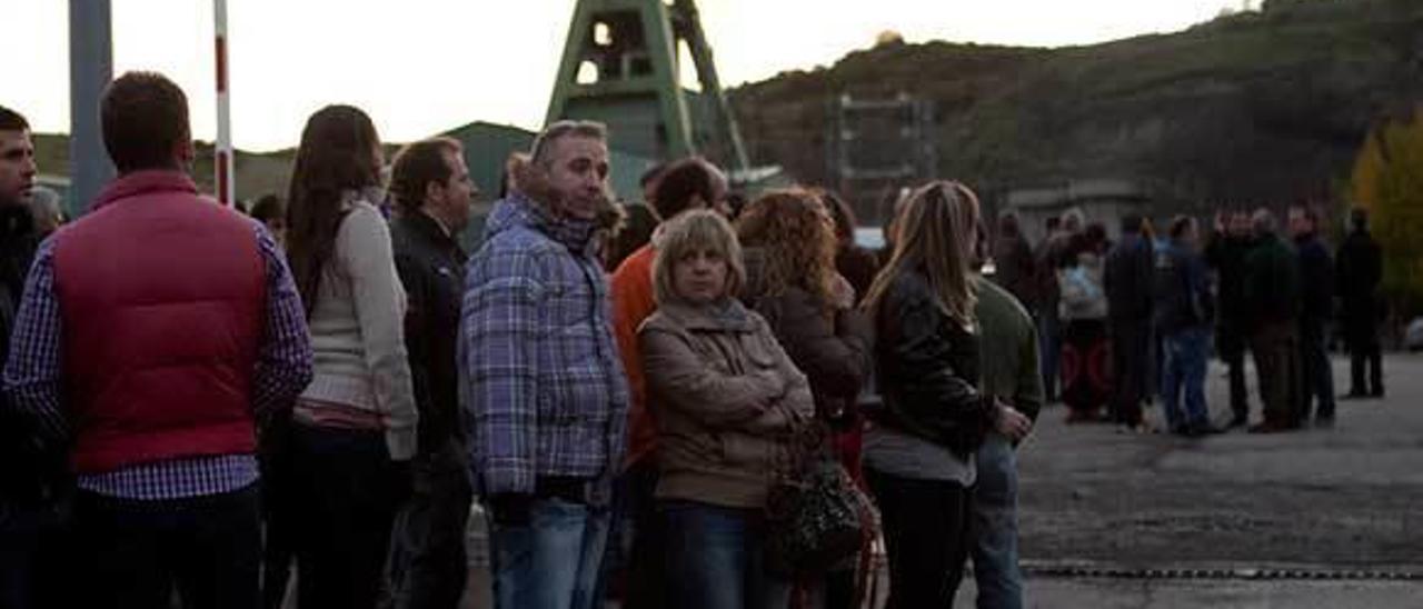 Vecinos y familiares, esperando a la entrada del pozo Emilio del Valle el día del accidente.