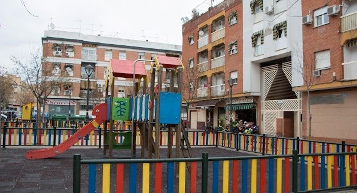 La plaza del Arzobispo Romero Mengíbar, en Fátima, donde se retirará un quiosco usado como punto de droga.