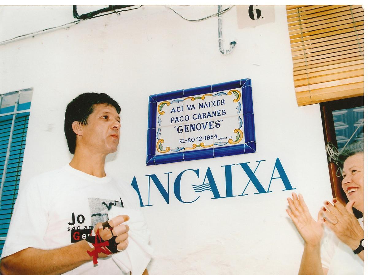 La placa a la casa a on va nàixer Paco Cabanes al poble d'el Genovés