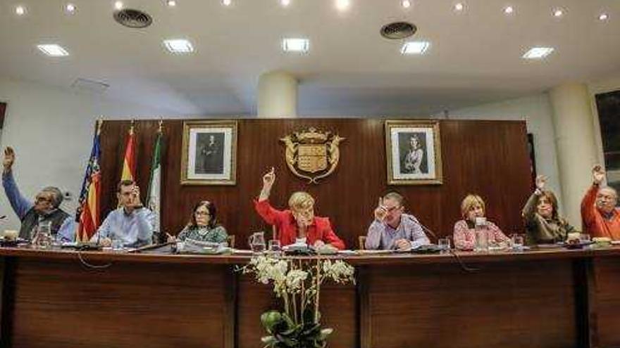La alcaldesa se enfrenta a la tercera moción de reprobación con un gobierno local roto