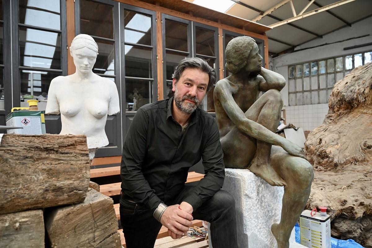 EL ESCULTOR SERGIO PORTELA POSA CON SUS OBRAS EN SU TALLER DE POIO. ARTE. ESCULTURA