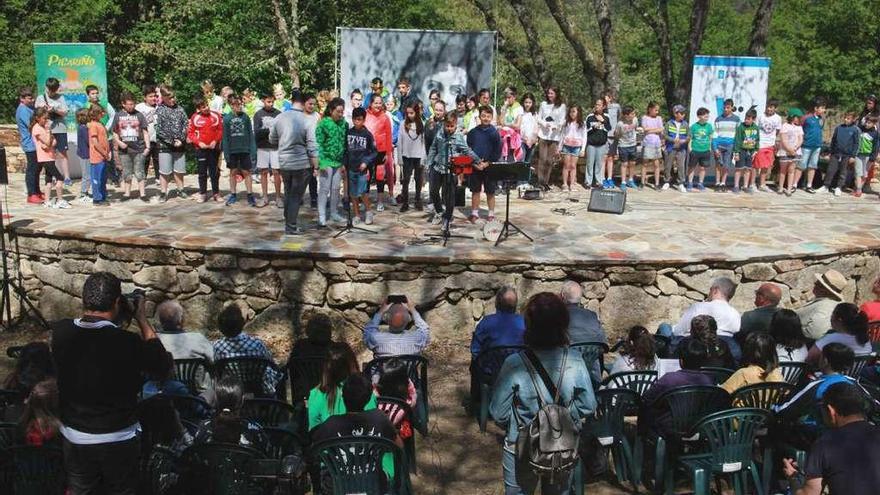 Escolares de siete centros participaron, ayer, en un acto literario en la Insua dos Poetas. / Iñaki Osorio