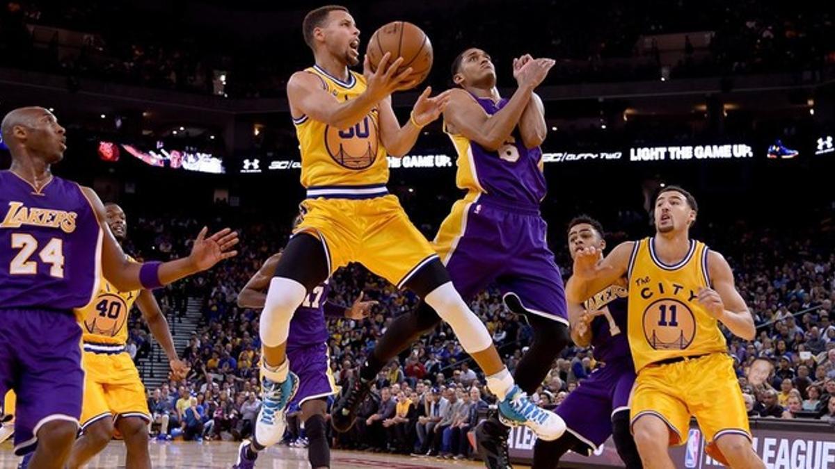 El jugador de los Warriors Stephen Curry anotando en una acción del duelo ante los Lakers