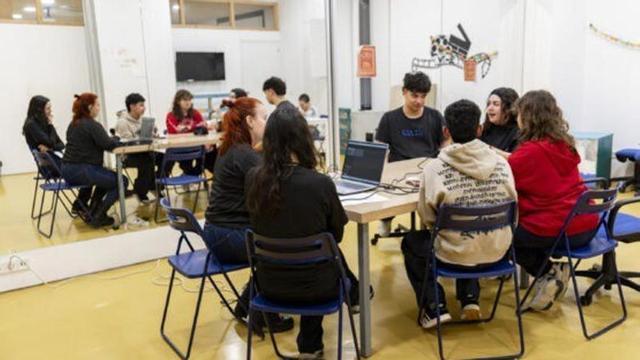Imagen de archivo de un grupo de jóvenes realizando actividades en un centro.
