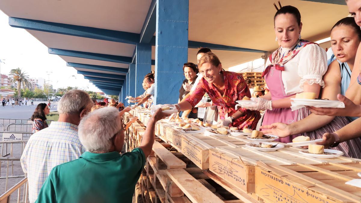 Las reinas de las fiestas y la alcaldesa de Castelló, Amparo Marco, repartieron las sardinas