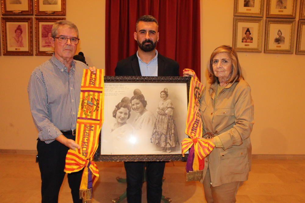 Entrega de las bandas de la fallera mayor y dama de València de 1934