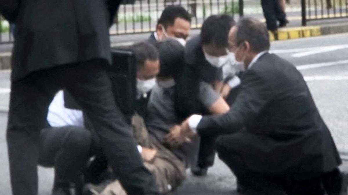 Este es el momento en el que Shinzo Abe recibe varios disparos durante un acto electoral. En la fotografía, detención del atacante.