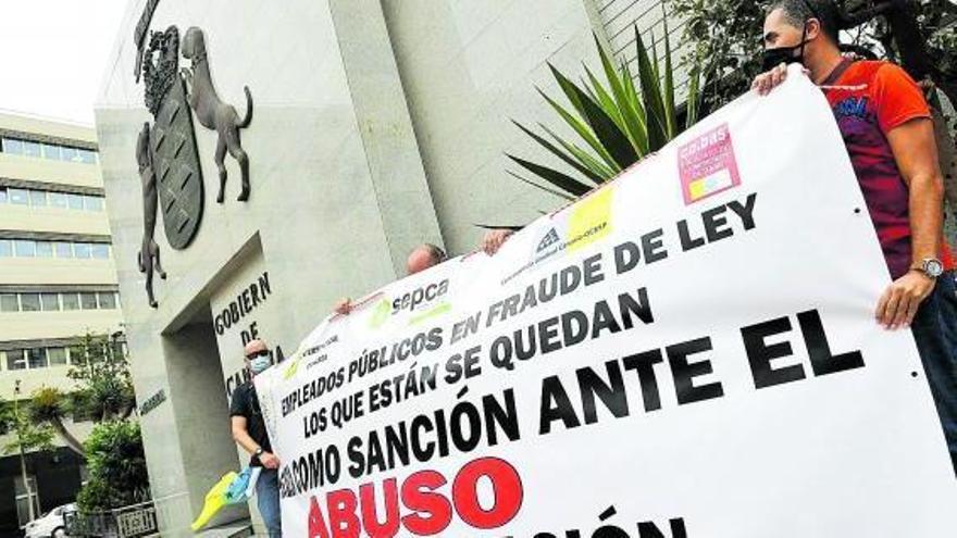 Protesta de los empleados públicos ante la sede de la Presidencia del Gobierno regional.