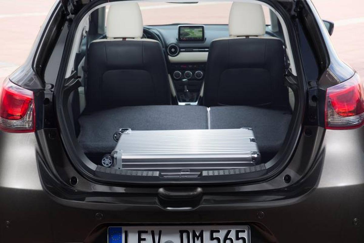 ctv-fwe-mazda2 2015 detail 10 screen