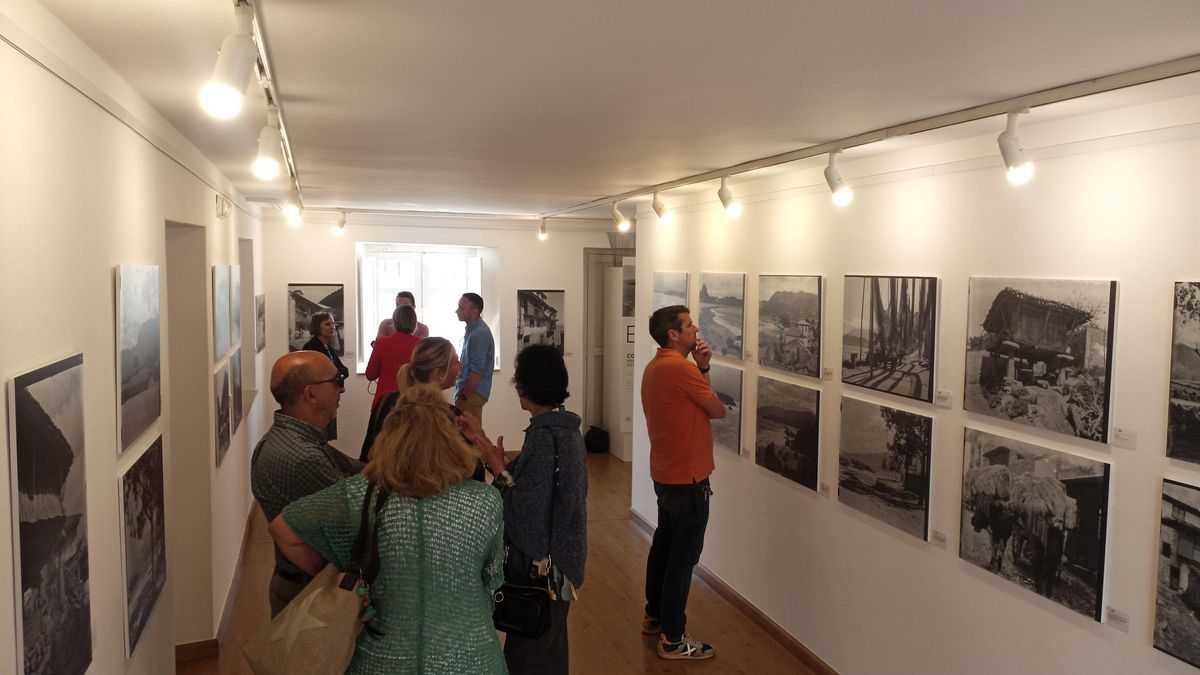 Inauguración de la exposición fotográfica "Colunga en el pasado" en la Casa de Cutura de la capital colunguesa
