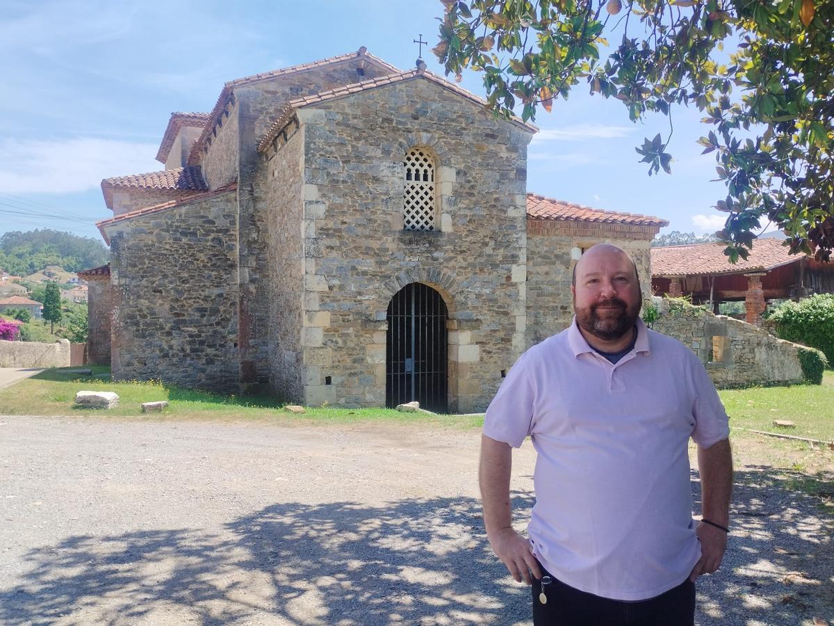 Gaspar Muñiz Álvarez, sacerdote de Pravia, delante de la iglesia prerrománica de Santianes.