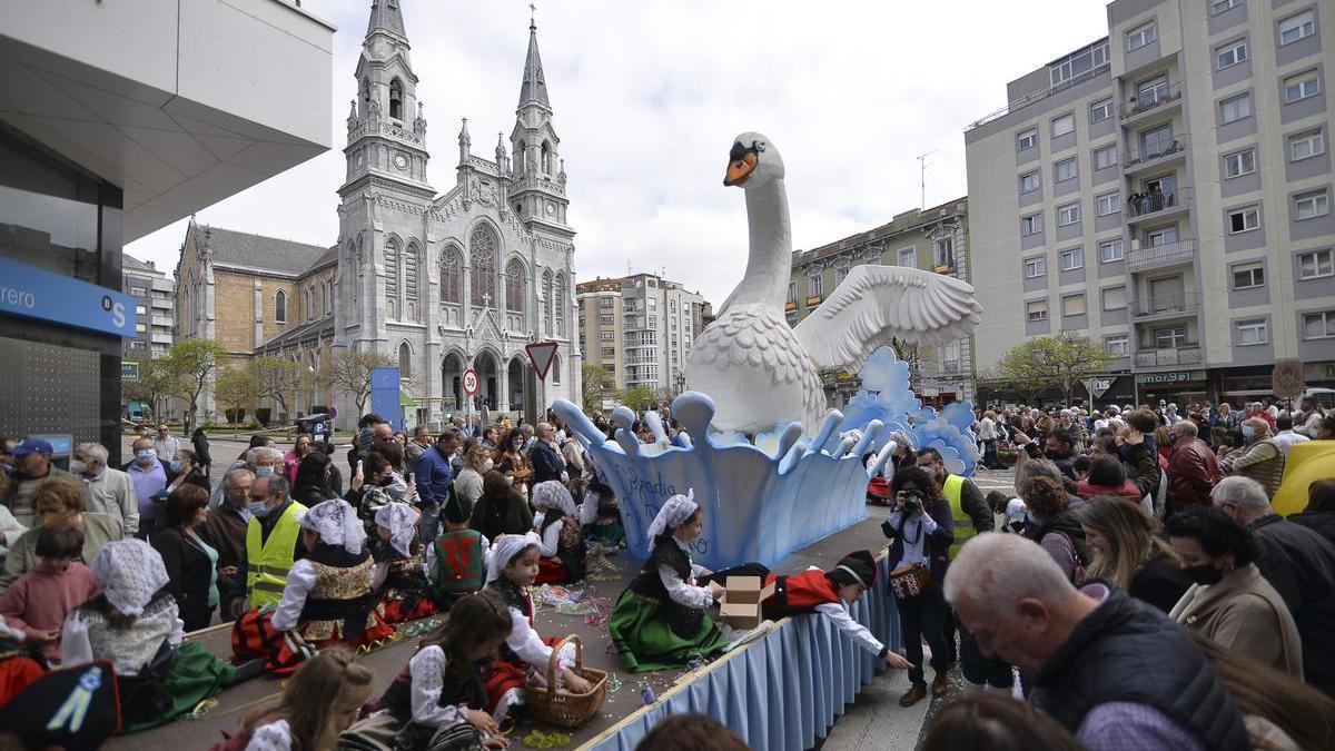 Desfile de carrozas de las fiestas de El Bollo de 2022.